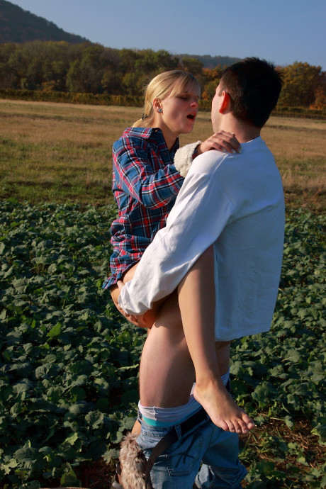Yellow-haired whore gf girl and her bf have sex in a crop field away from prying eyes