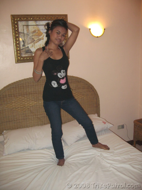 Adorable Filipina Kaye La Guardia strips and poses naked in a hotel room