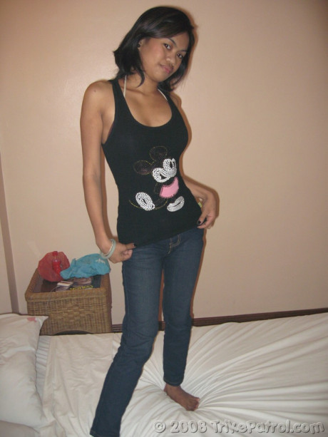 Adorable Filipina Kaye La Guardia strips and poses naked in a hotel room