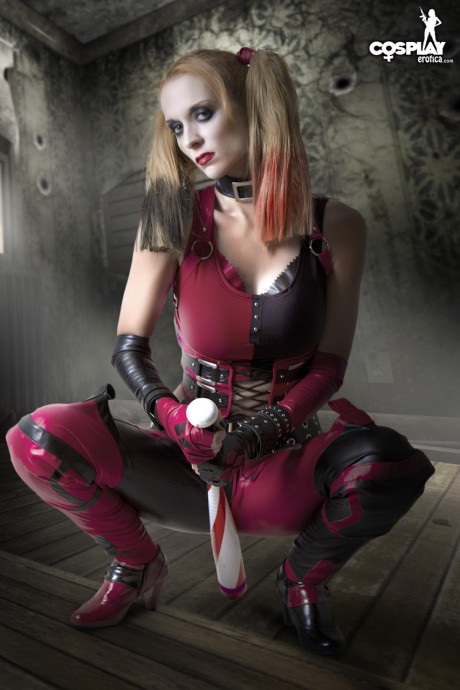 Cosplay enthusiast Harley Quinn hits upon great solo poses