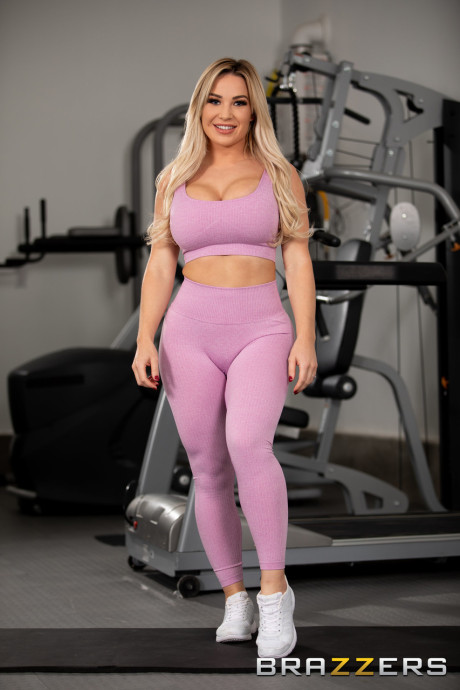 Blondie wifey Amber Jade shows her massive breasts and massive butt in the gym