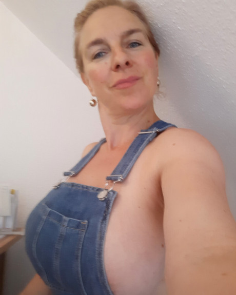 Older mom posing provocatively in her personal no-makeup compilation