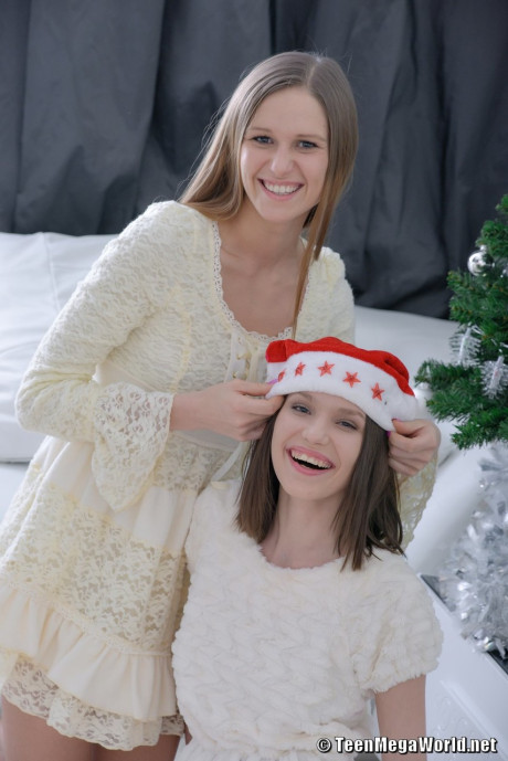 Amateur babes Bella and Trinity share a meat with Christmas caps