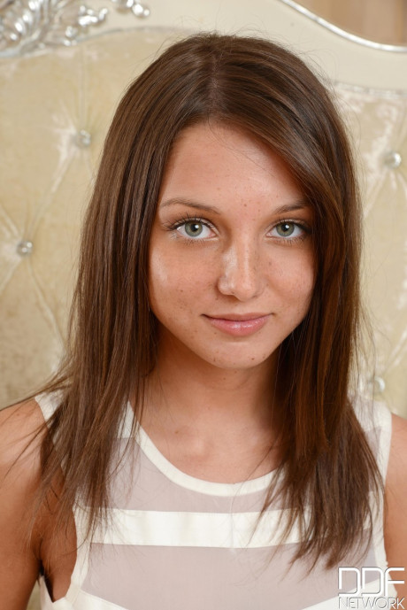 Young teenie pornstar Foxy Di shows her dong riding skills before a facial