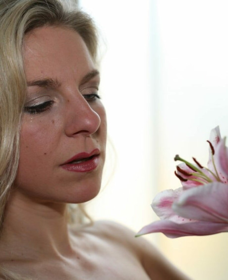 Ravishing mature blue-eyed India Baddie flaunts her hot curves and enormous juggs