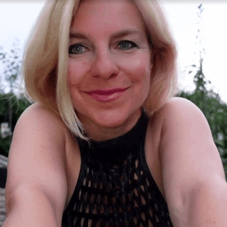 Ravishing mature blue-eyed India Baddie flaunts her hot curves and enormous juggs