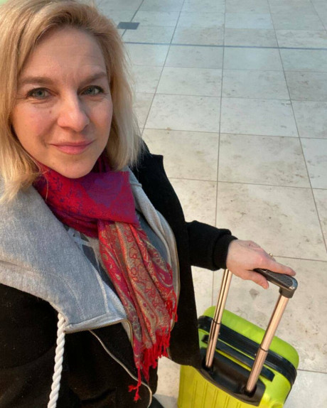 Ravishing mature blue-eyed India Baddie flaunts her hot curves and enormous juggs