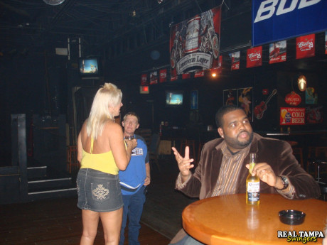 Yellow-haired amateur cougar shows her shaved clam in the swinger night club