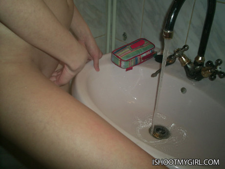 Amateur girl Tanya gives her boyfriend a blowing oral sex in the dark