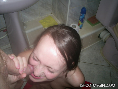 Amateur girl Tanya gives her boyfriend a blowing oral sex in the dark
