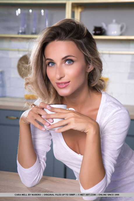 Slutty yellow-haired young Cara Mell gets totally naked on a counter in the kitchen