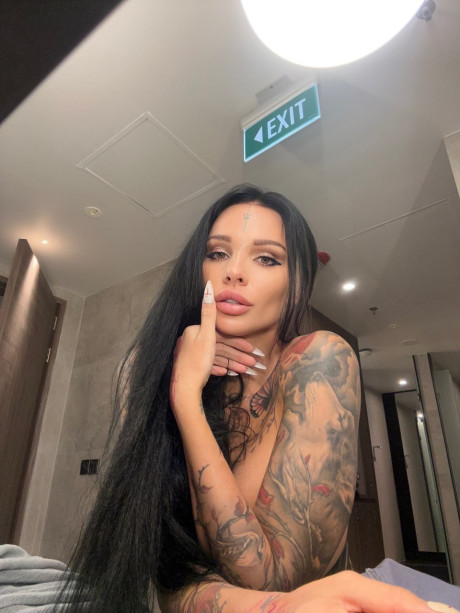 Inked OnlyFans beauty Sunny Free showing off her killer curves in a solo