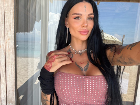 Inked OnlyFans beauty Sunny Free showing off her killer curves in a solo