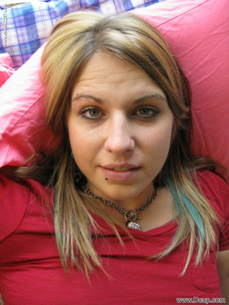 Chubby amateur blondy Roxy Blue masturbates & shows her round butt up close