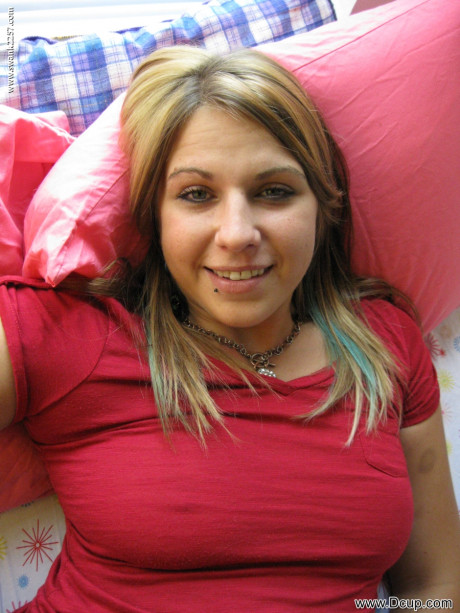 Chubby amateur blondy Roxy Blue masturbates & shows her round butt up close