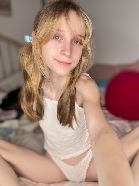 OnlyFans Teensy Bella performed by Teensy Bella Hot Pics