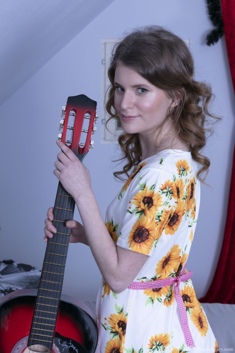 Petite brunette Emaza strips naked & displays her amazing silky vagina up close