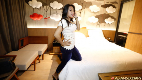 Adorable Filipina Nini undresses and flaunts her massive butt and tits