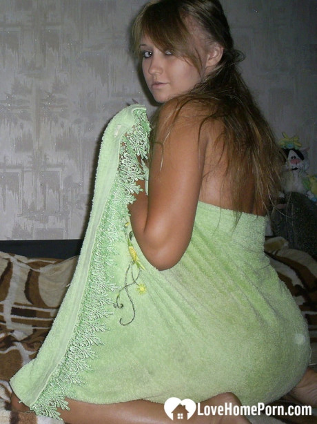 Ravishing amateur babe flaunting her incredible gigantic natural boobs and ass