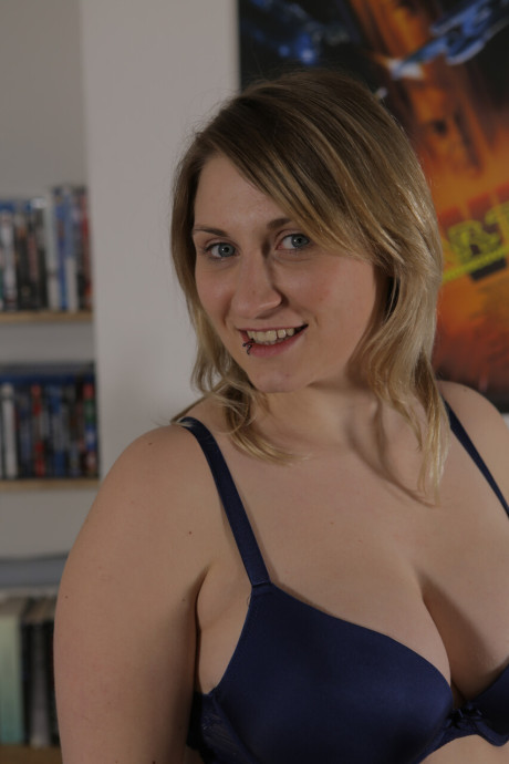 Yellow-haired German skank broad poses booty naked on her bed before getting dressed