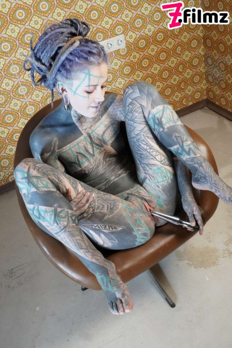 Tattooed slut girlfriend lady Anuskatzz pleasures her vagina with a sex machine in her behind