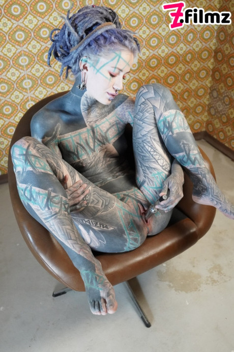 Tattooed slut girlfriend lady Anuskatzz pleasures her vagina with a sex machine in her behind