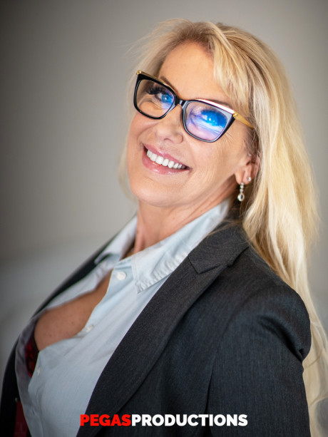 Curly haired Victoria Brennan and mature mom Bianca Fitcougar strip and pose