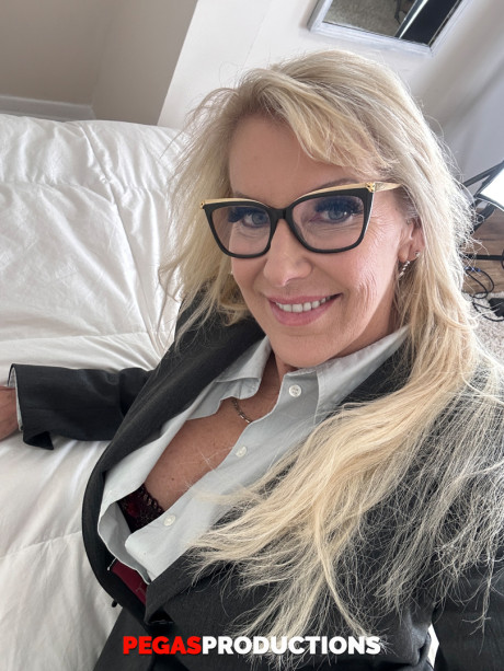 Curly haired Victoria Brennan and mature mom Bianca Fitcougar strip and pose