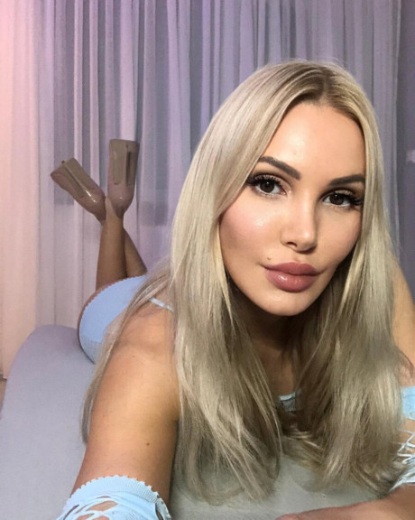 Glamorous yellow-haired babe shows off her massive butt in a hot tease in charming outfits