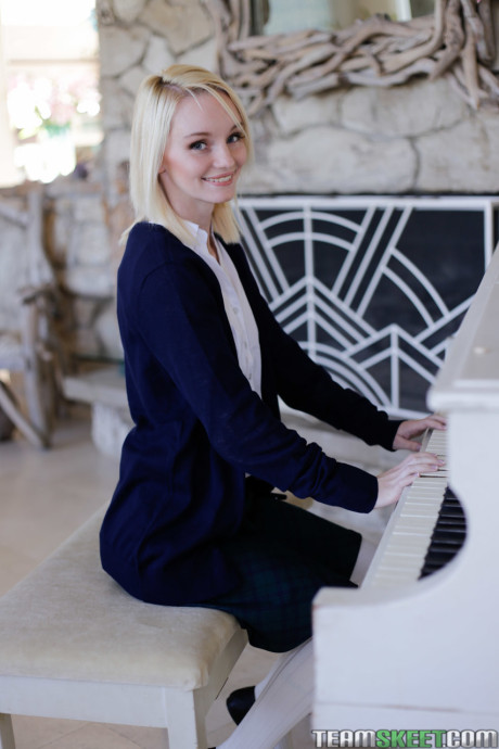 Delicious blondy Sammie Daniels strips to her socks and plays piano