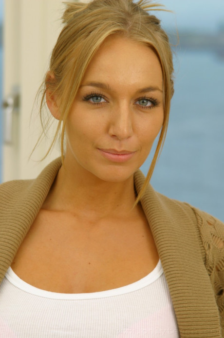 Fine blonde babe Hayley-Marie reveals her nice tits in solo action