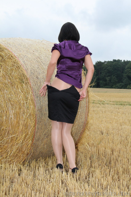 MILF Desyra Noir gets topless in a field to & flaunt her massive ass in leggings