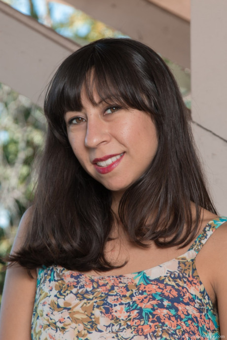 Hispanic Vivi Marie revealing her mature shaggy vagina on the balcony