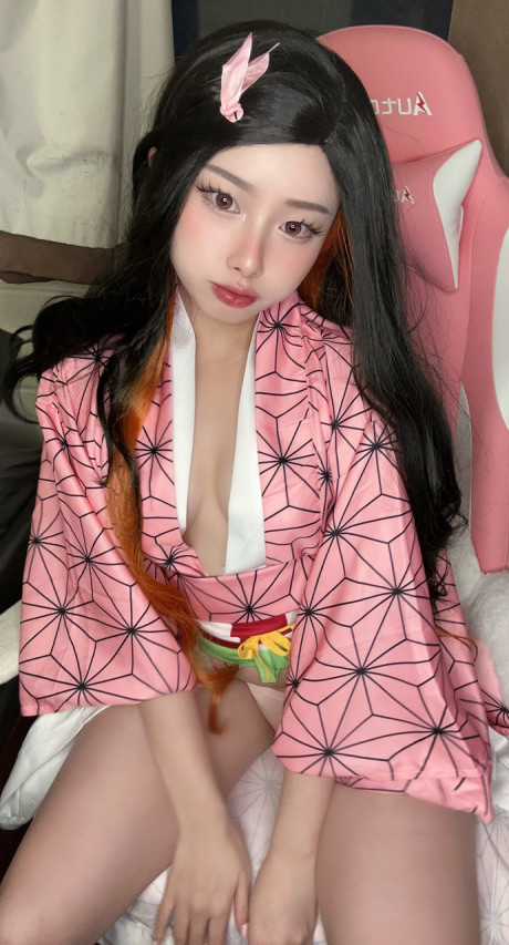 Pretty pretty OnlyFans cam babe Mya Mira flaunts her big behind in a pretty compilation