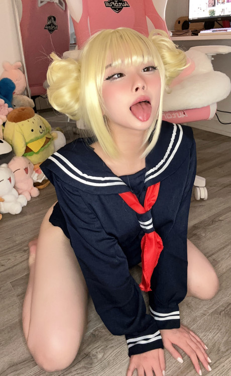 Pretty pretty OnlyFans cam babe Mya Mira flaunts her big behind in a pretty compilation