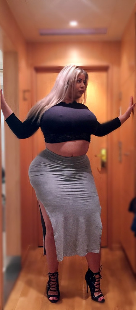 Blondie MILF Natasha Crown shows off her monster bubble ass in her sexy skirt