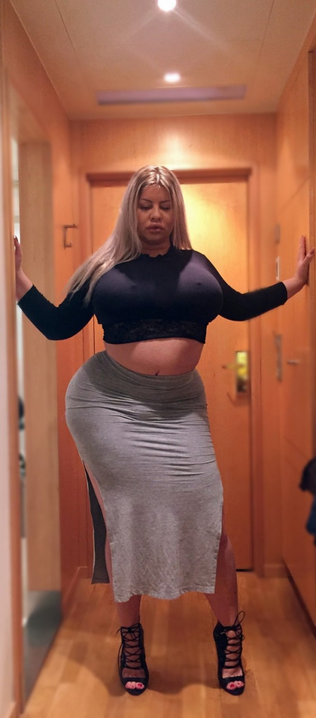 Blondie MILF Natasha Crown shows off her monster bubble ass in her sexy skirt