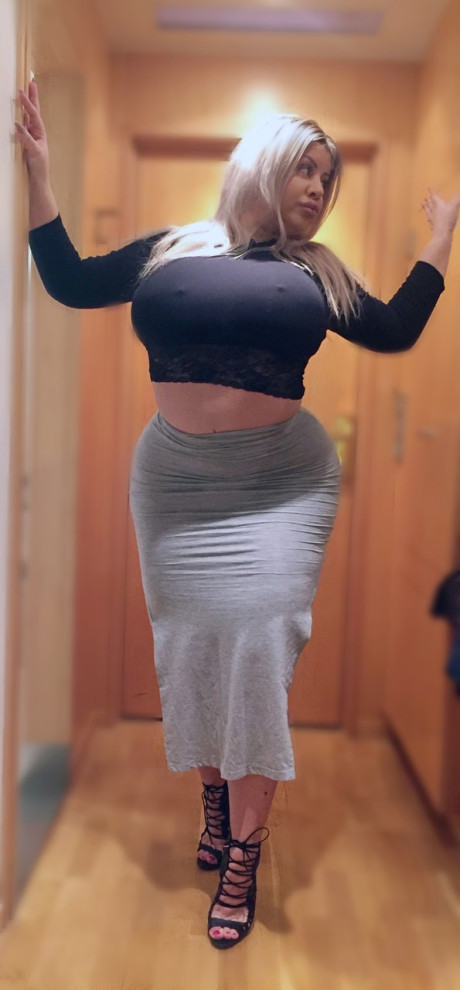 Blondie MILF Natasha Crown shows off her monster bubble ass in her sexy skirt
