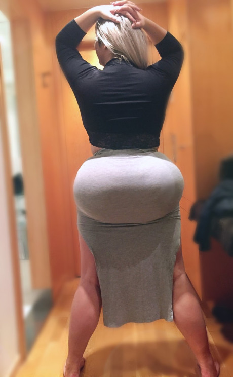 Blondie MILF Natasha Crown shows off her monster bubble ass in her sexy skirt