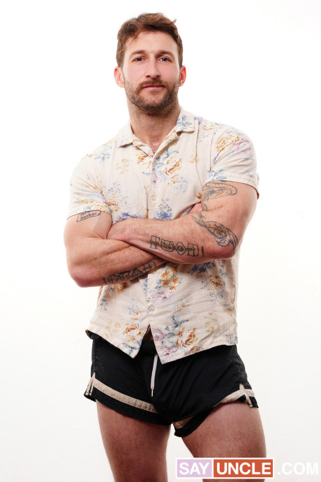 Gay bodybuilder Nicholas Ryder likes a dirty anal threesome with hot twinks