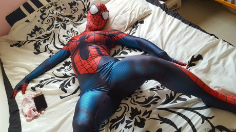 Cosplayer shows off her tight ass in a Spiderman costume on her bed