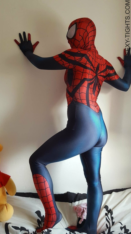 Cosplayer shows off her tight ass in a Spiderman costume on her bed