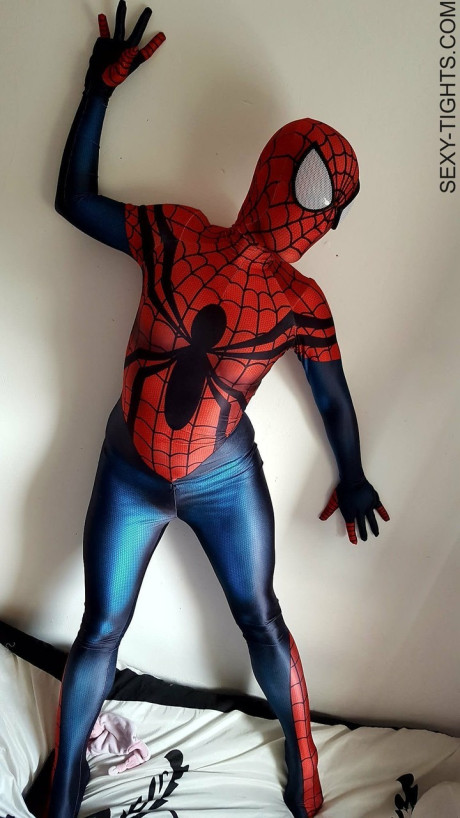 Cosplayer shows off her tight ass in a Spiderman costume on her bed