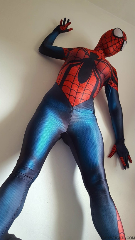 Cosplayer shows off her tight ass in a Spiderman costume on her bed