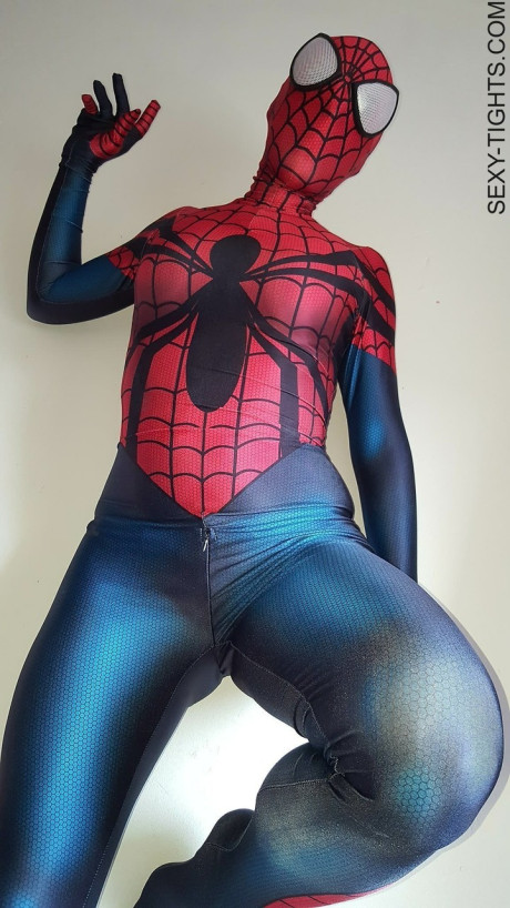 Cosplayer shows off her tight ass in a Spiderman costume on her bed