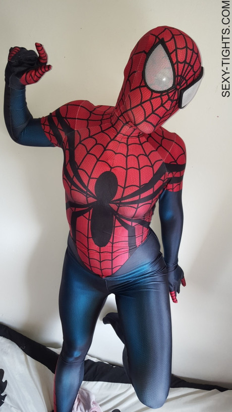 Cosplayer shows off her tight ass in a Spiderman costume on her bed