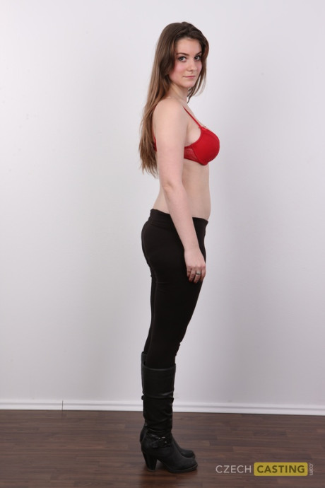 Thick amateur with a huge ass gets on a stool to pose for a undressed shoot