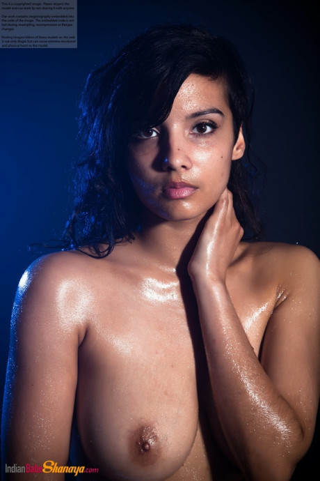 Indian lady woman shows off her large natural titties while modeling in the nude