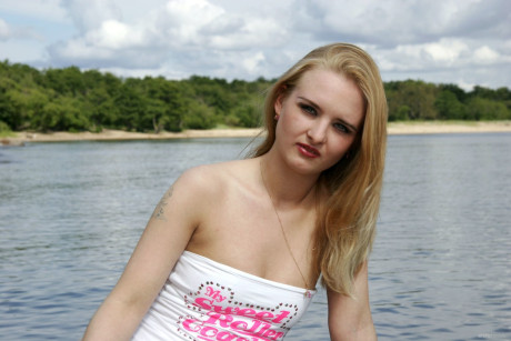 Erotic hottie performed by Esya, Ola Sex Pictures