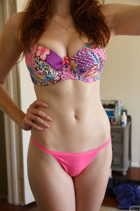 Amateur babe Sabrina Lynn flaunts her incredible booty while posing in a bikini